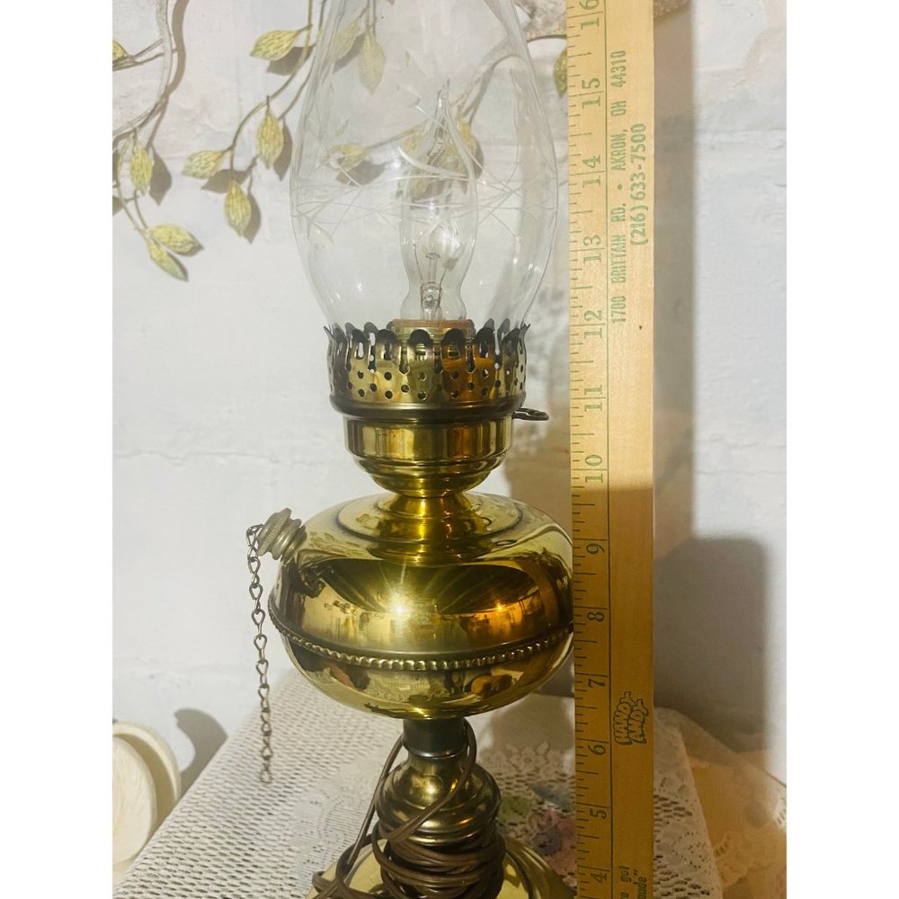 A beautiful vintage brass lamp with glass chimney, old oil lamp converted to ele - Picture 2 of 10